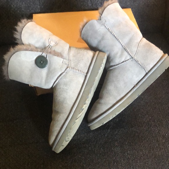 ❤️SOLD❤️UGG Bailey with button - Picture 6 of 8